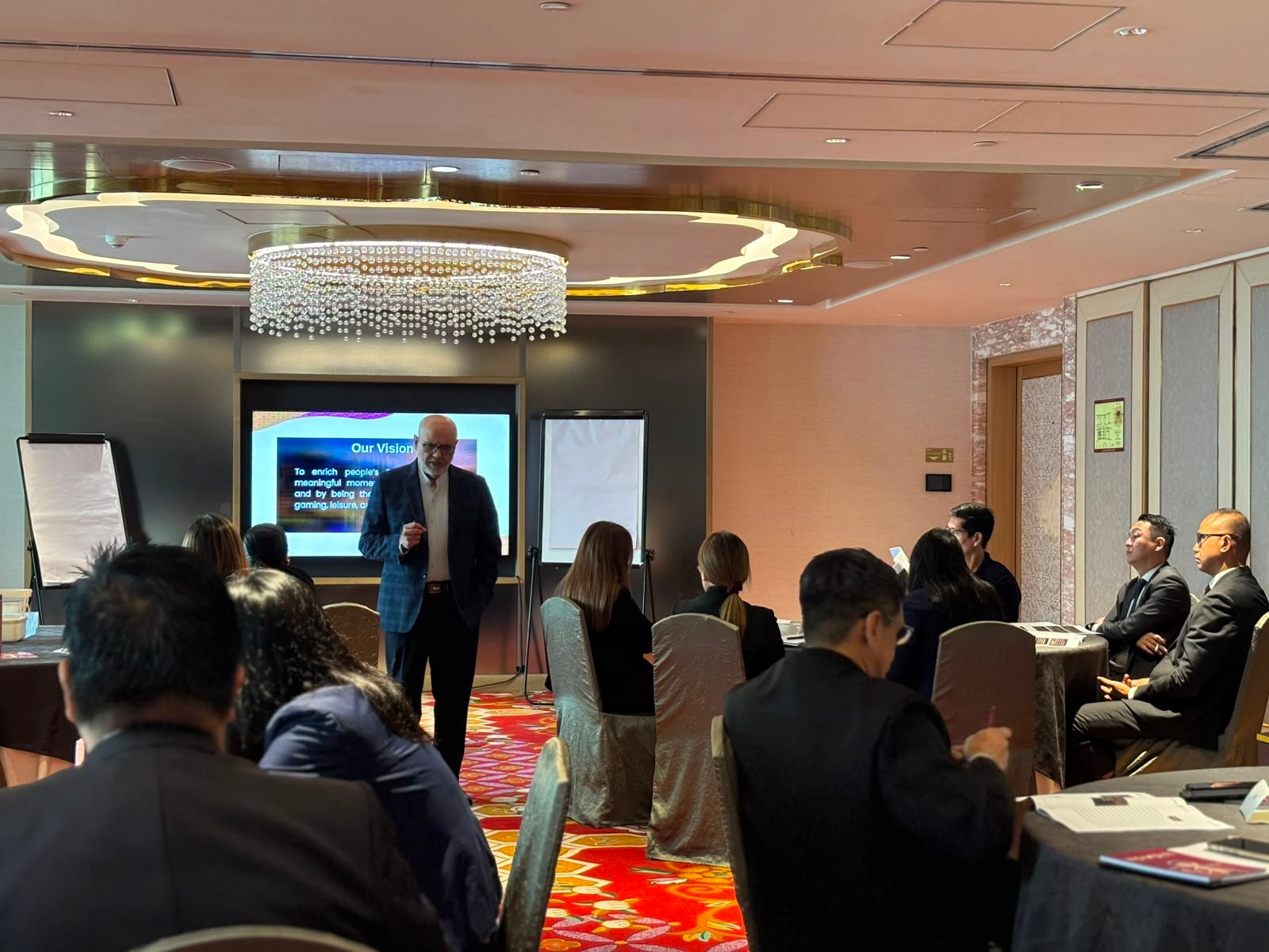 Raju Sajnani delivering a vision session in a hotel ballroom